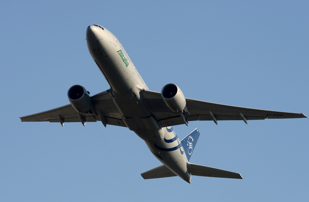 離陸（371）Alitalia 777-243