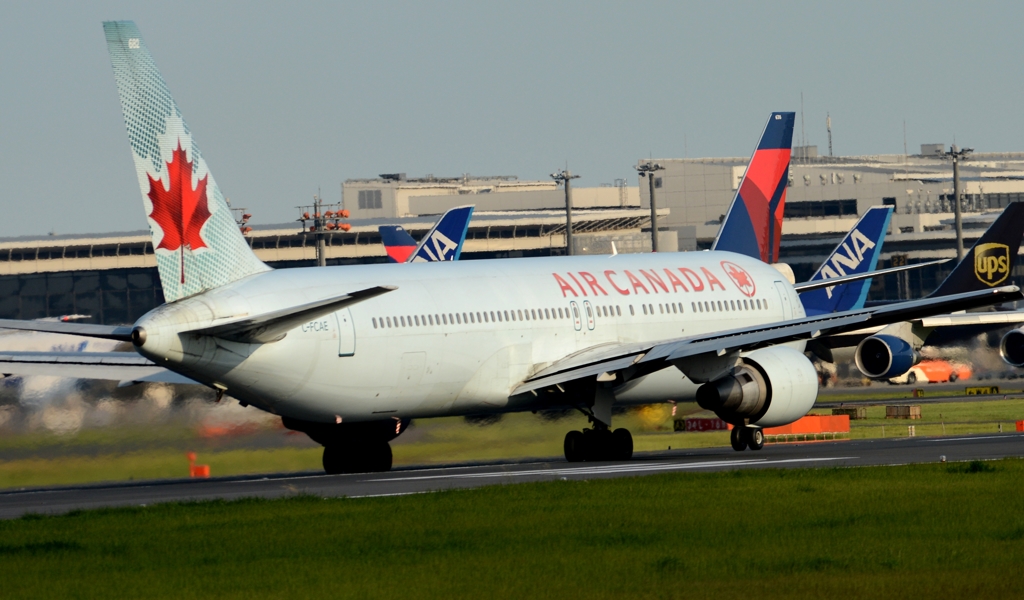 出発（214）Air Canada 767-375 
