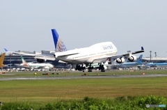 UNITED 747-400 到着　