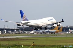 UNITED 747-400 N105UA 到着　
