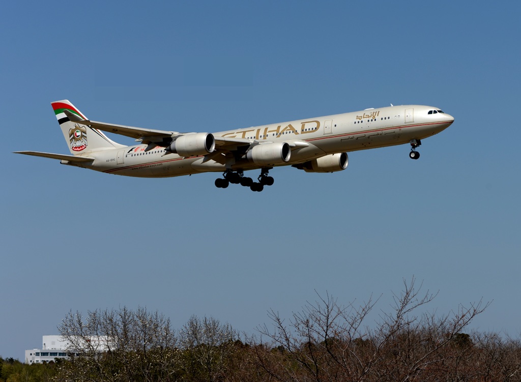 ETIHAD A340-541 到着