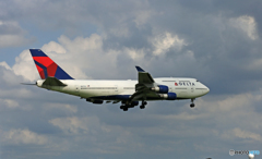 「雲」とDelta 747-400 N667US/ジャンボ保存委員会
