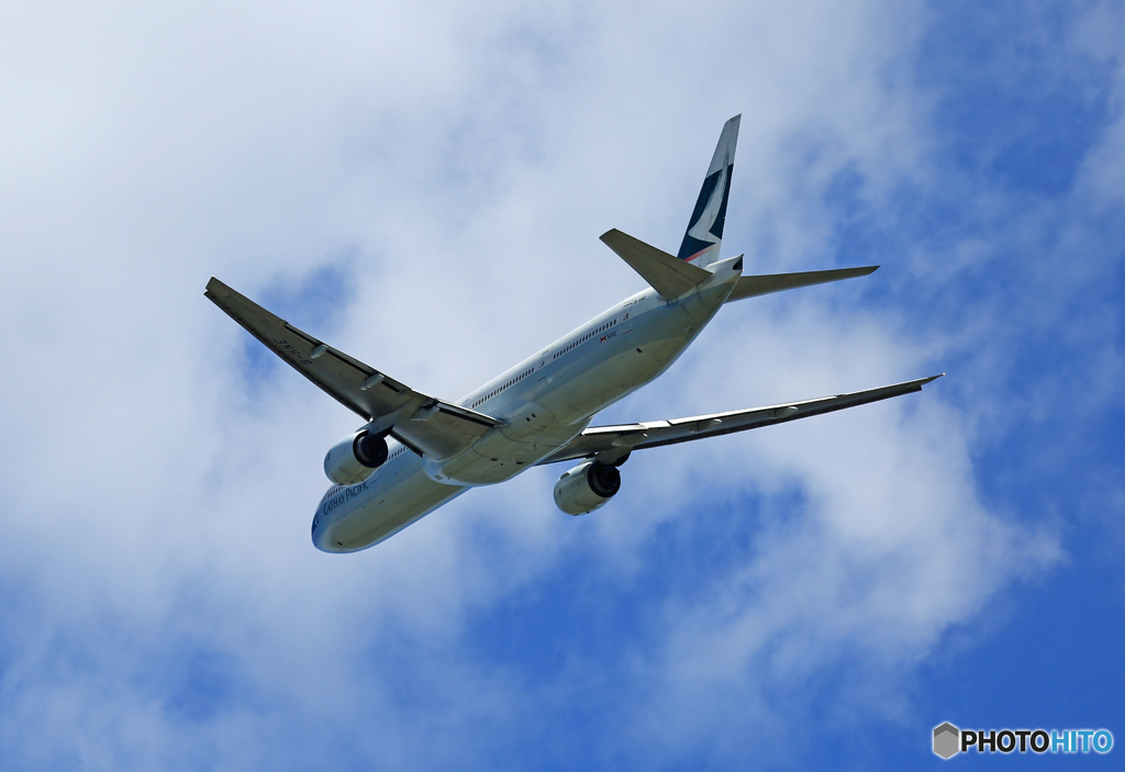 「雲」と Cathay 777-367 B-HNE  飛行