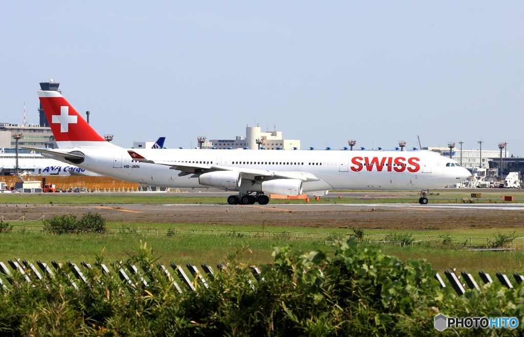 出発　SWISS A340-313 HB-JMN