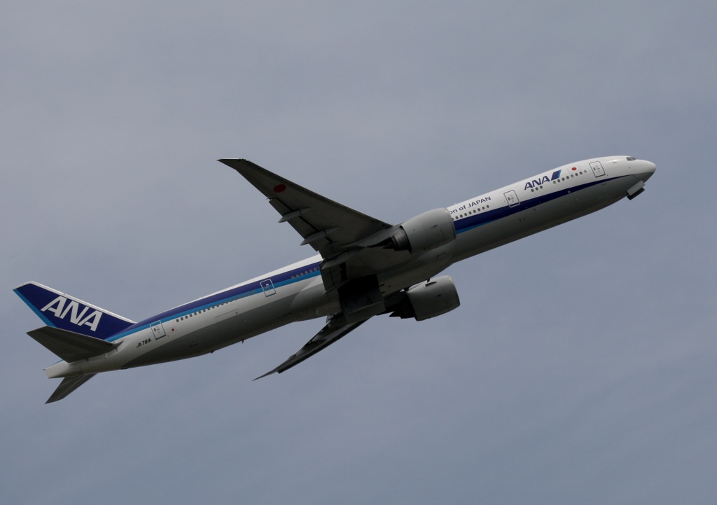 離陸　ANA 777-381