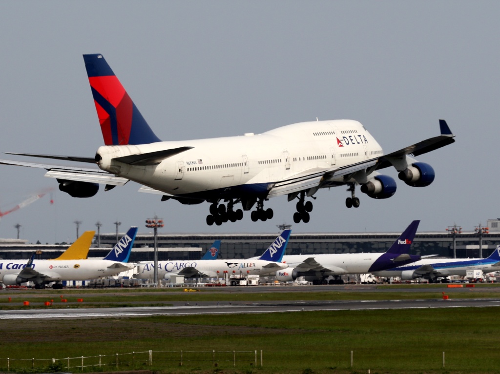 到着　DELTA 747-400