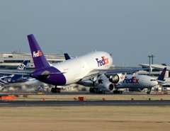 着陸 FedEx A310-324F 