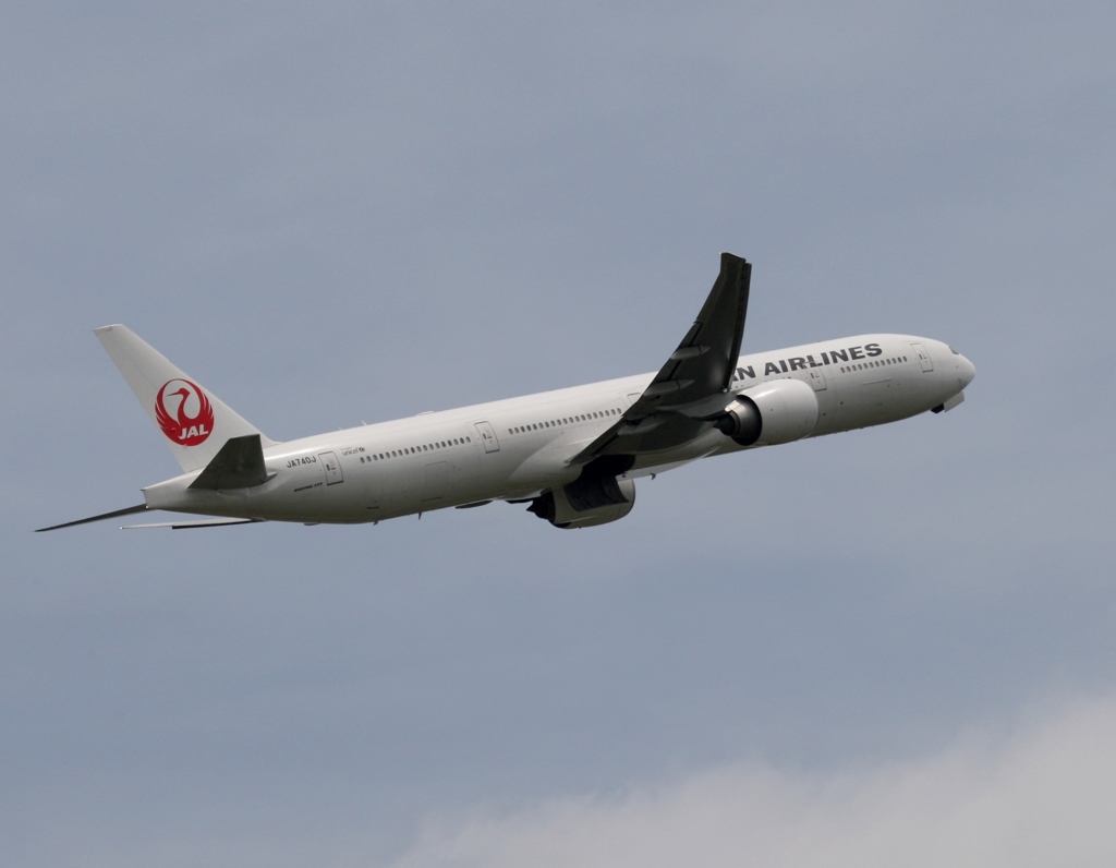 飛び立ち　JAL 777-300