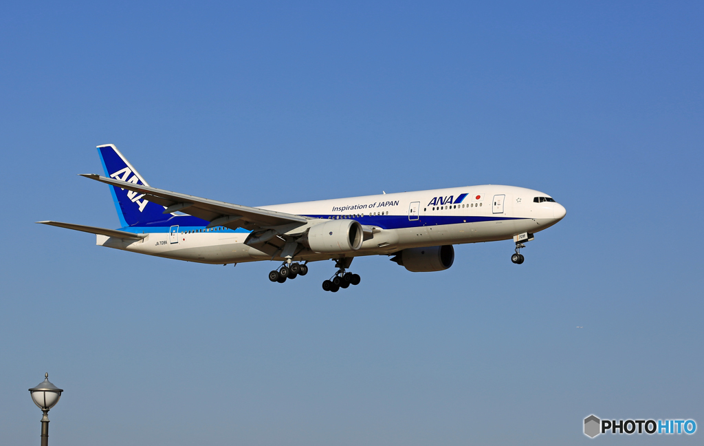 「青い空」ANA 777-281 JA708A到着