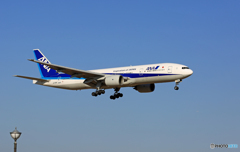 「青い空」ANA 777-281 JA708A到着