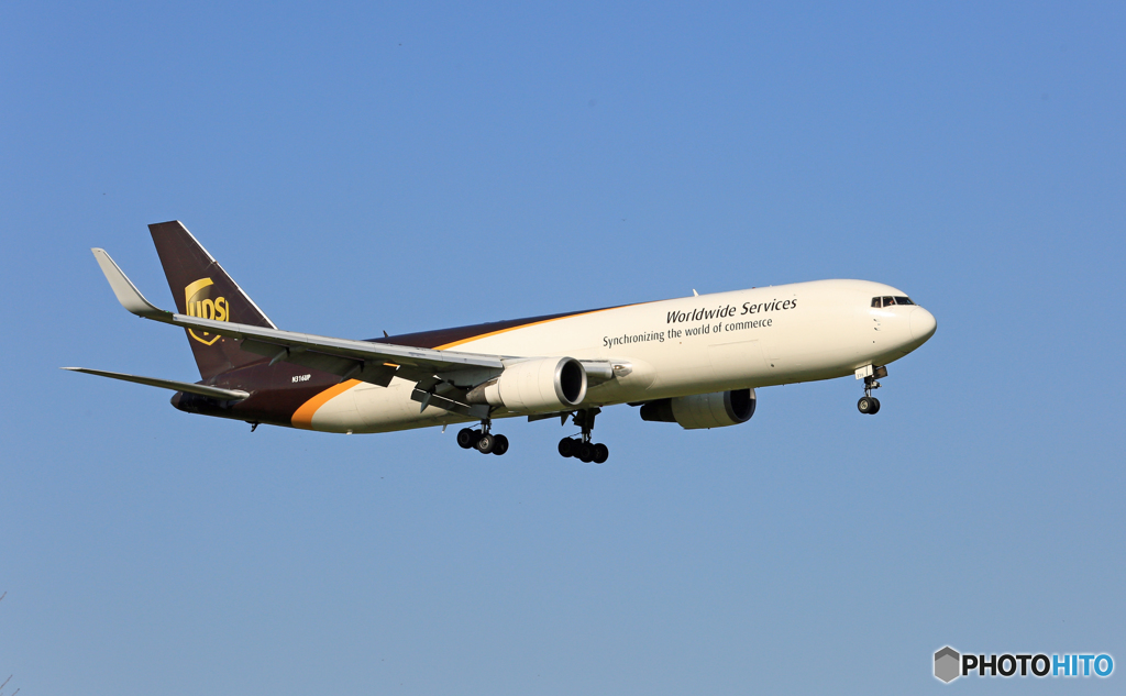 [青い空]　UPS 767-34AF N316UP着陸