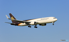 [青い空]　UPS 767-34AF N316UP着陸
