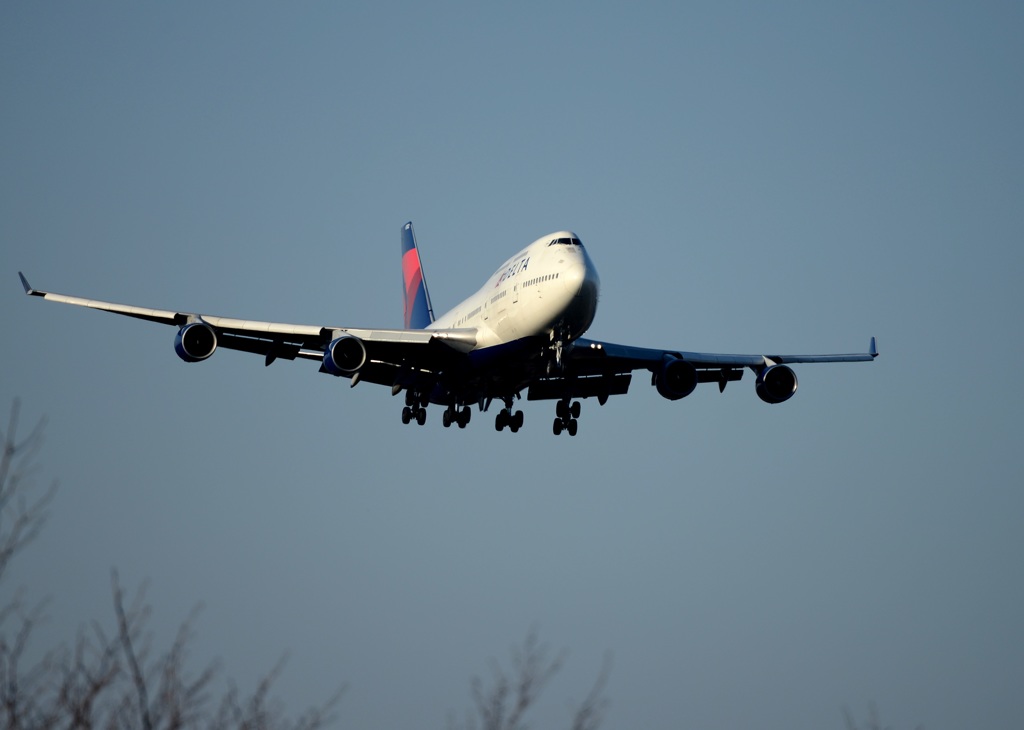 DELTA 747-400 到着