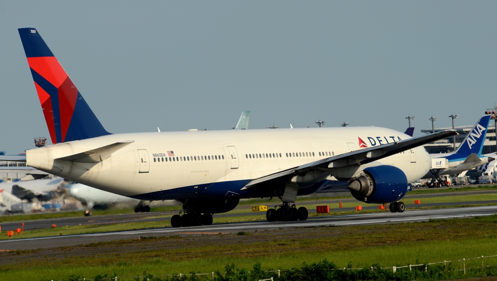 出発（229） Delta 777-200ER 