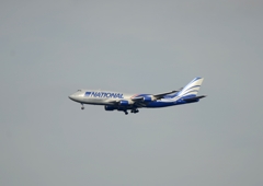 NATIONAL 747-400F 着陸
