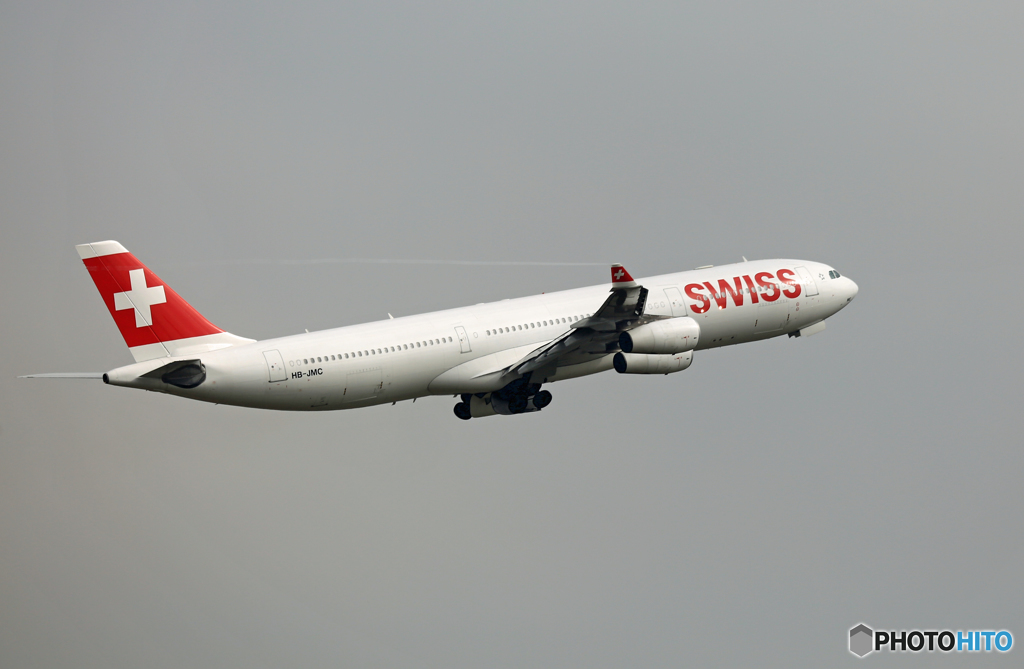 飛び立ち SWISS A340-313 HB-JMC++-----