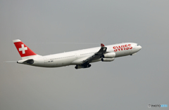 飛び立ち SWISS A340-313 HB-JMC++-----