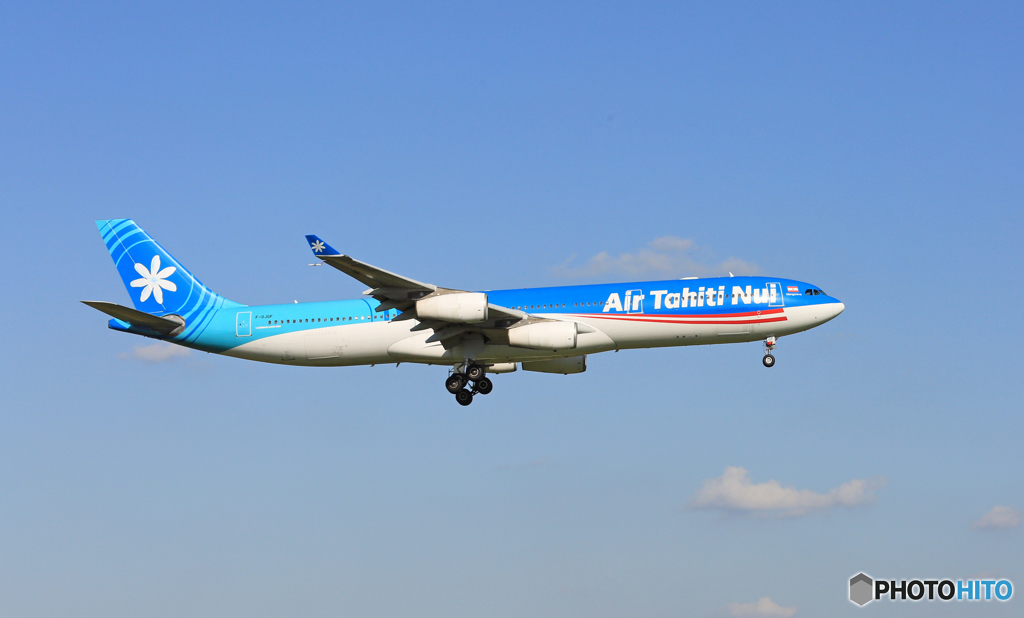 [青い空]　Air Tahiti Nui A340-313 F-OJGF着陸