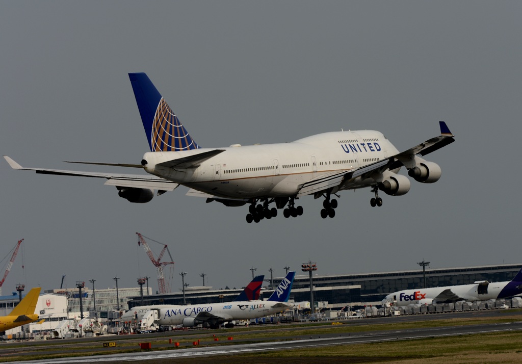 United 747-400 着陸　