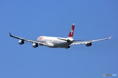 飛び立ち SWISS A340-313 HB-JMG 