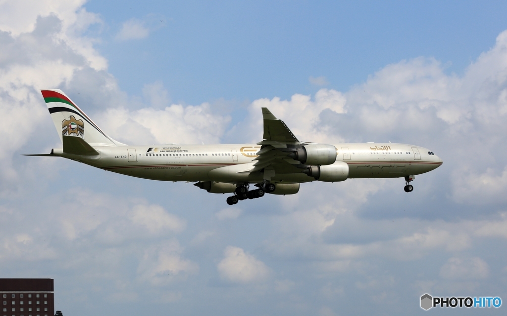 ETIHAD A340-500 到着　