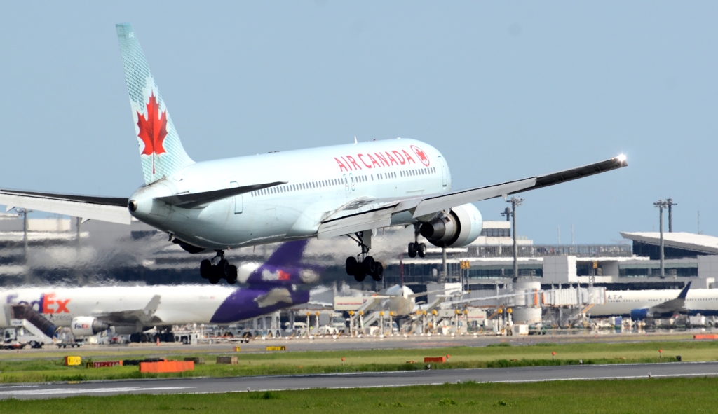 着陸（31-2）Air Canada 767-375ER [b]