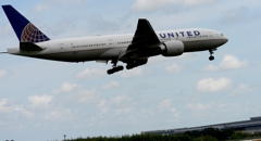 着陸（8-1）United Airlines 777-224ER [a]