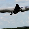 着陸（8-1）United Airlines 777-224ER [a]