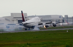 着陸（135）Delta 747-400 