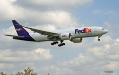 到着　FedEx 777-FS2 N886FD