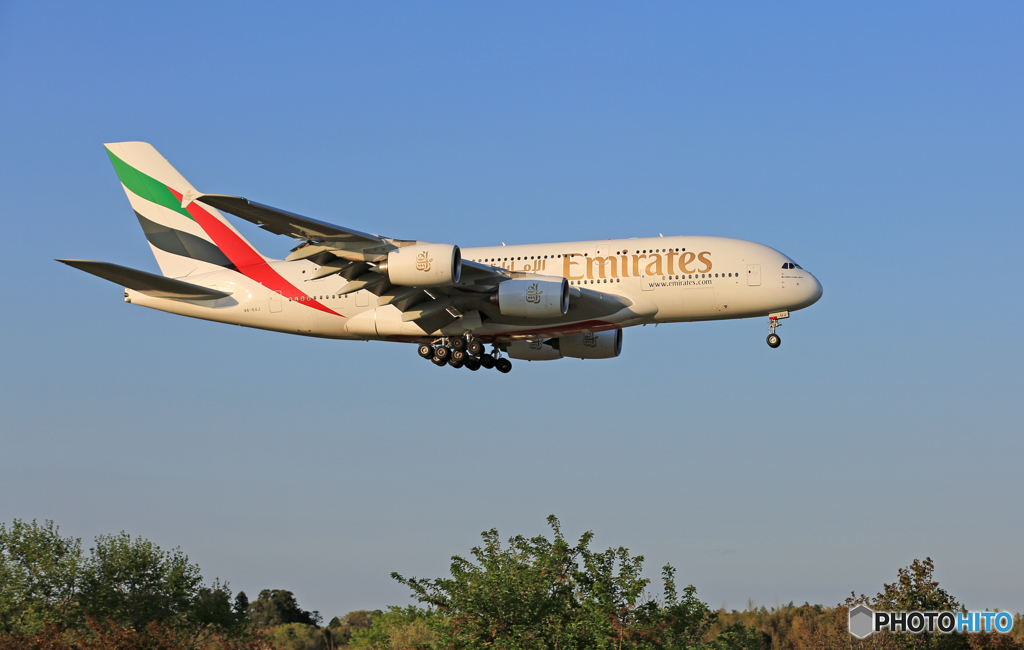 「青い空」が一番 エミレーツ航空A380-861 A6-EUJ 着陸
