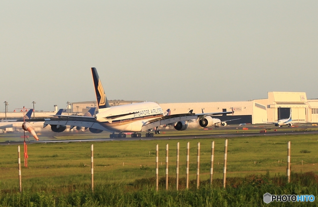  着陸　Singapore A380-841 9V-SKN   