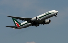 離陸（112）Alitalia 777-243ER 