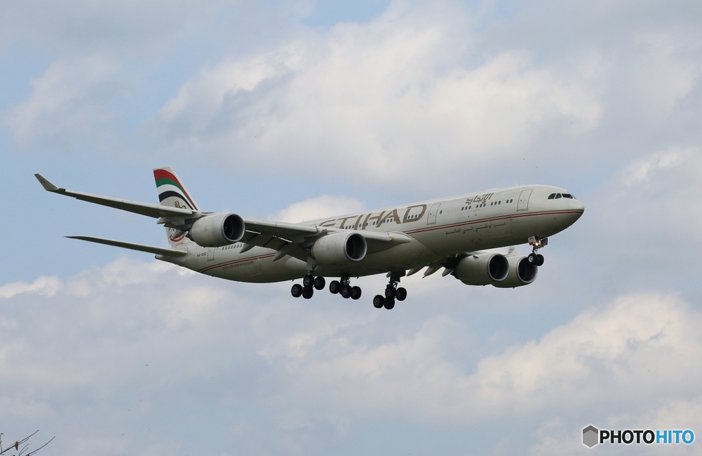 ETIHAD A340-500  到着