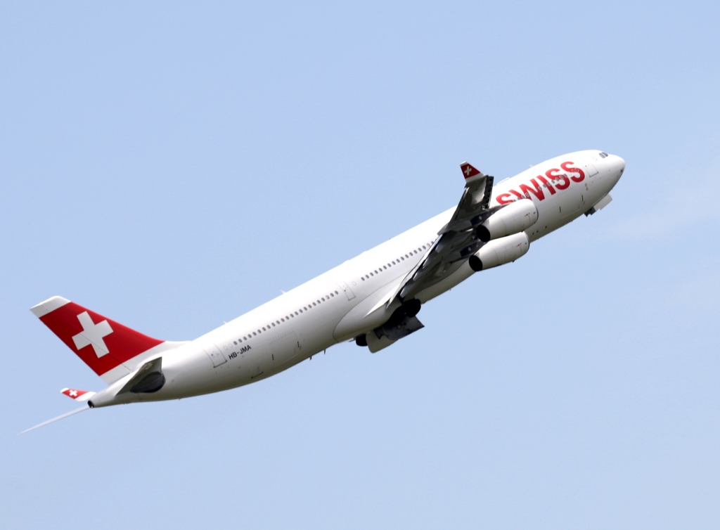 飛び立ち　SWISS A340-300