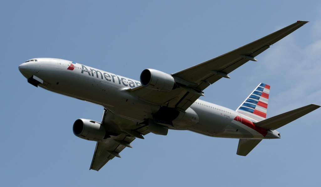 離陸（229）American 777-200 