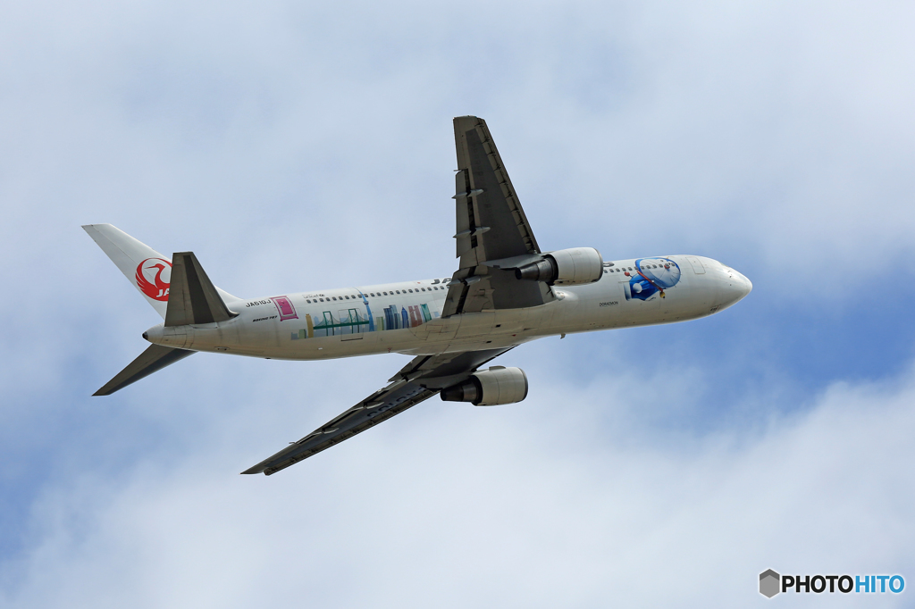 飛行JAL「ドラえもんジェット」767-300 JA610J