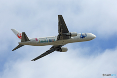 飛行JAL「ドラえもんジェット」767-300 JA610J