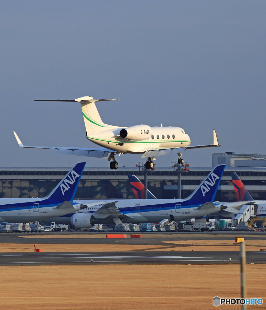 ☮private:Gulfstream AeroG350/G450 B-8128