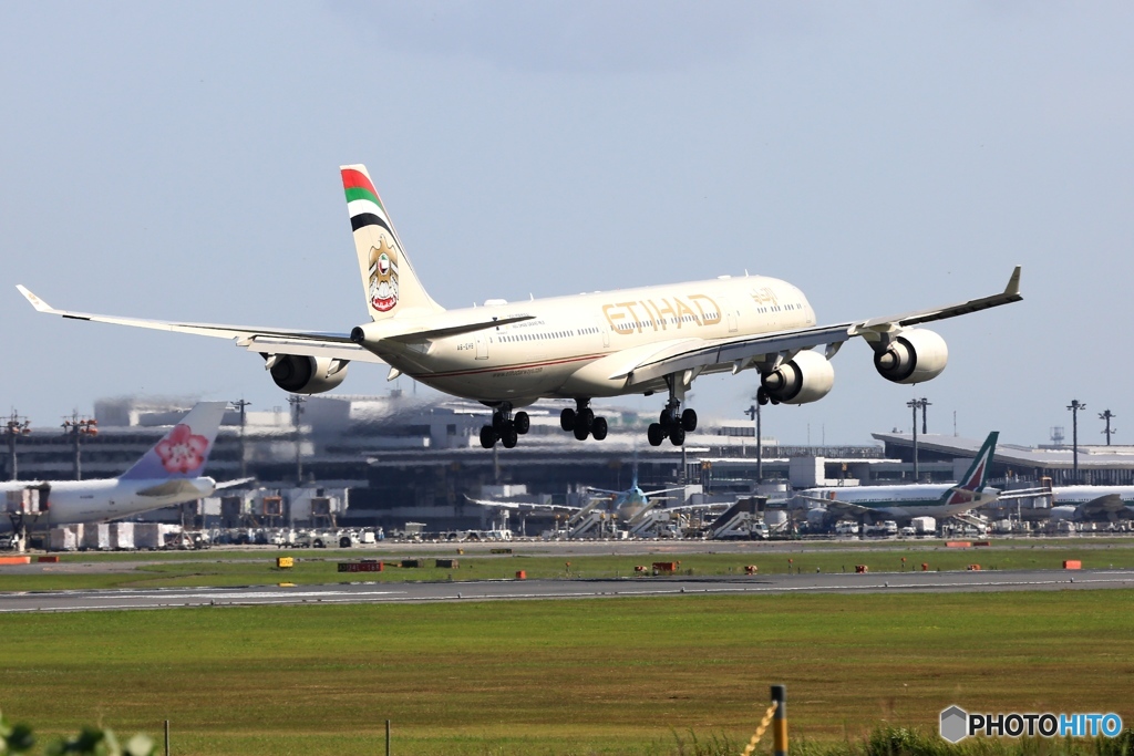 ETIHAD A340-541 着陸 