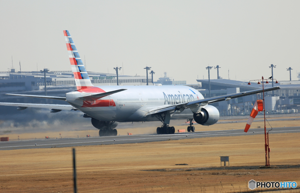 飛び立ち American 777-200 N782AN