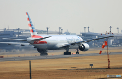 飛び立ち American 777-200 N782AN