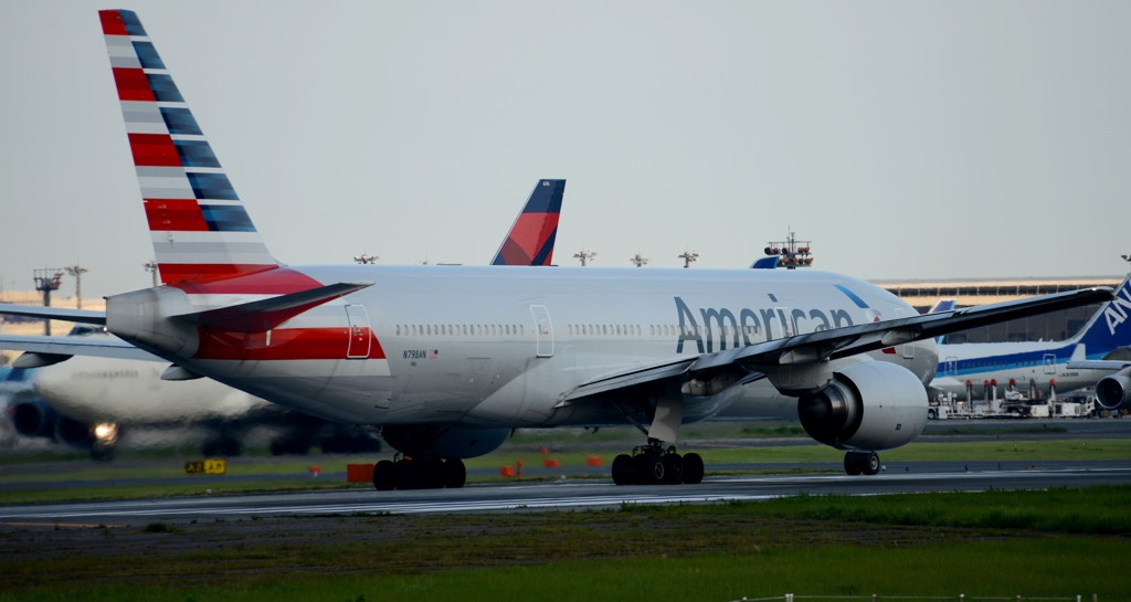出発（213）American 777-223 