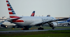 出発（213）American 777-223 