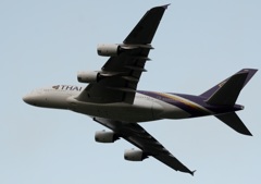 離陸 Thai A380-841