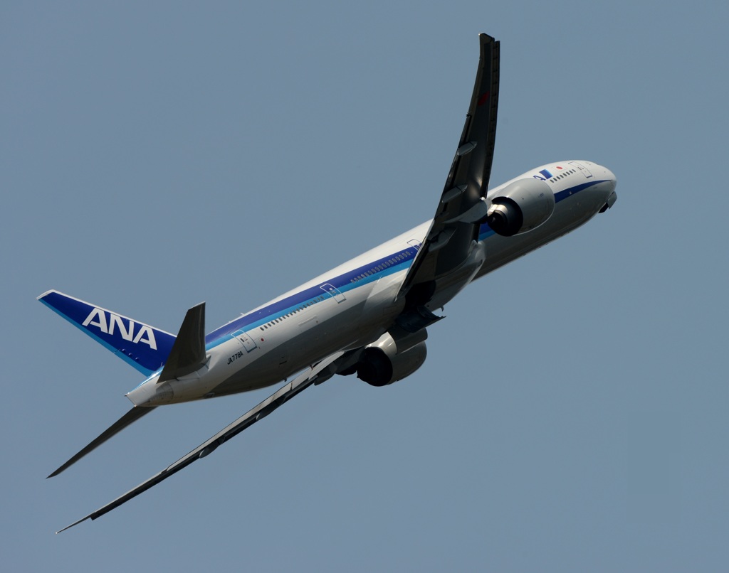飛び立ち　ANA 777-300ER 