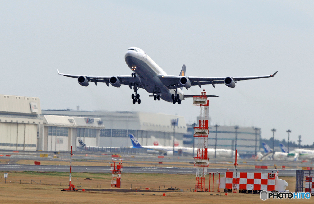 出発 Lufthansa A340-300 D-AGJ