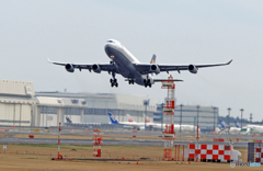 出発 Lufthansa A340-300 D-AGJ