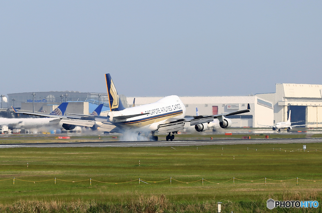  「晴れ」 Singapore 747-400F 9V-SFN 着陸