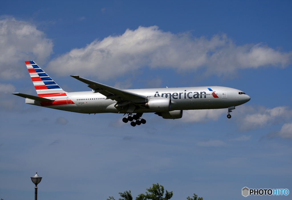 到着　American 777-223ER